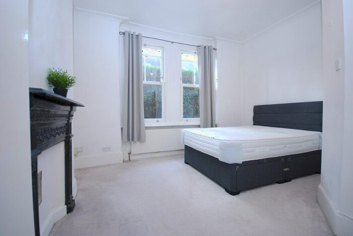 2 Bedroom Flat To Rent In Coverton Road, Tooting Broadway, SW17