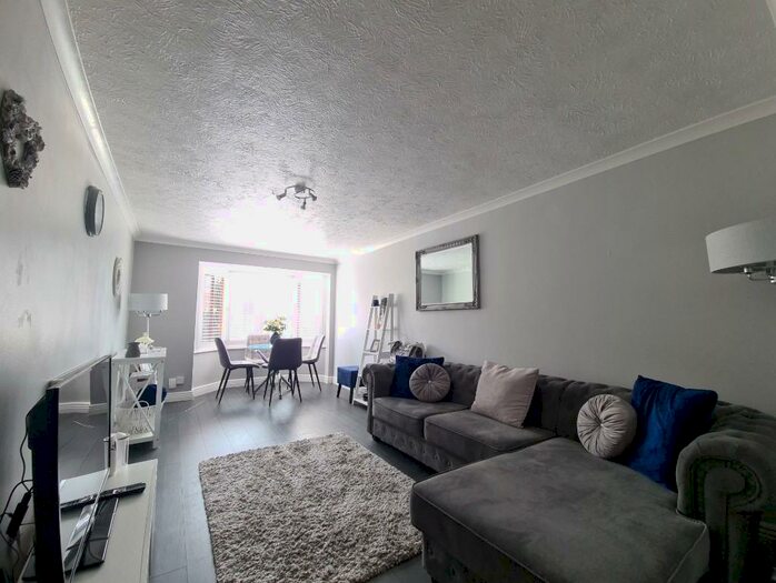 2 Bedroom Apartment To Rent In West Street, Dunstable, Bedfordshire, LU6