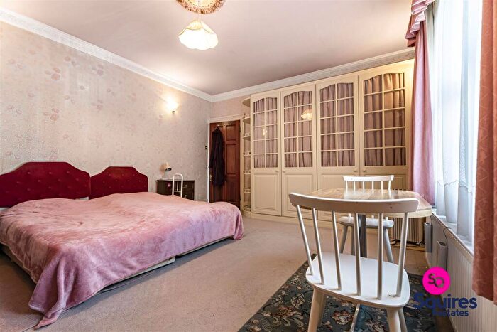 5 Bedroom Semi-Detached House For Sale In Granville Road, London, N12