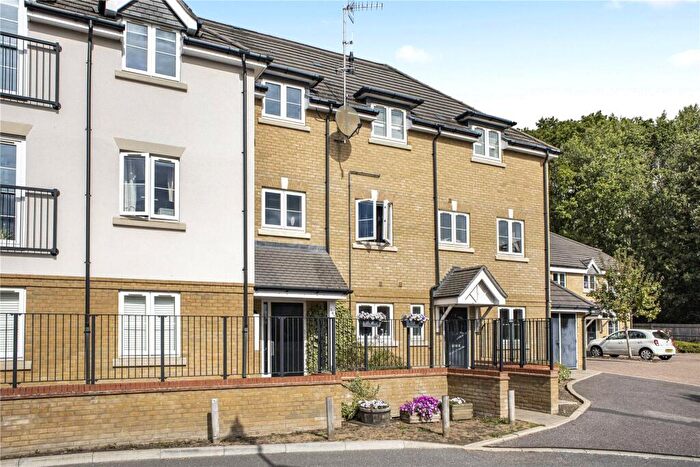 2 Bedroom Flat For Sale In Brookwood Farm Drive, Knaphill, Woking, Surrey, GU21