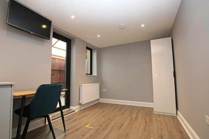 Flat To Rent In High Road, Willesden, NW10