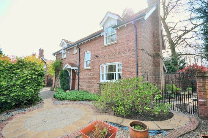 3 Bedroom Property To Rent In Main Street, Escrick, York, YO19