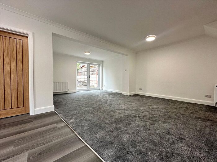 3 Bedroom Semi-Detached House To Rent In Bedford Mount, West Yorkshire, LS16