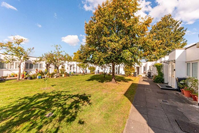 1 Bedroom Bungalow For Sale In Lovat Walk, Heston, Hounslow, TW5