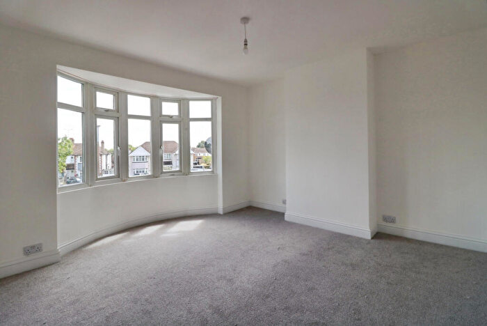 2 Bedroom Flat To Rent In Eastwood Road North, Leigh-on-sea, SS9