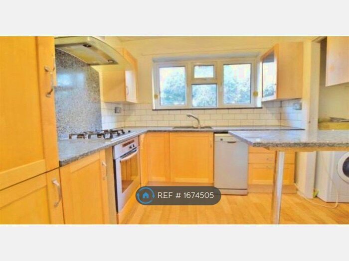 2 Bedroom Maisonette To Rent In Hawthorne Crescent, Slough, SL1