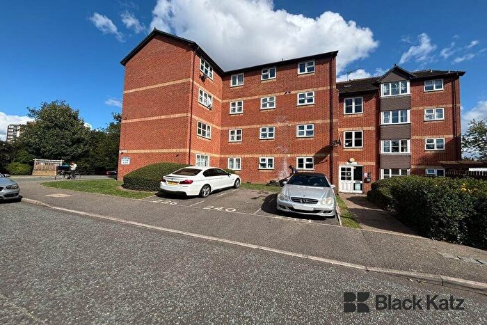 Flat To Rent In Lewis Court Stubbs Drive, Bermondsey, SE16