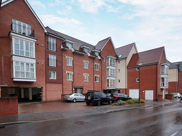 2 Bedroom Flat For Sale In Stone Court, Crawley, RH10