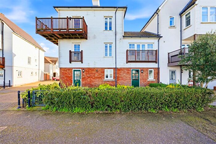 4 Bedroom End Of Terrace House For Sale In Bridge View, Greenhithe, DA9