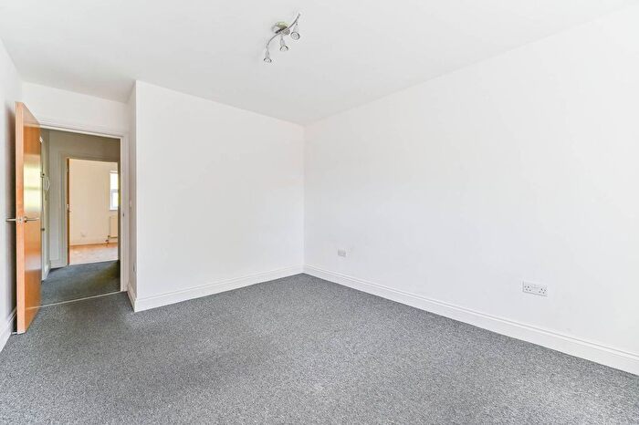 2 Bedroom Flat To Rent In Central Hill, Crystal Palace, London, SE19