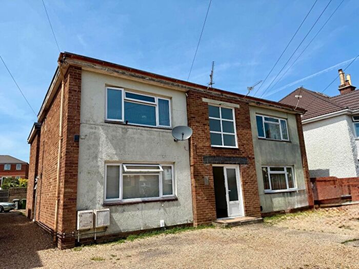 2 Bedroom Flat To Rent In Newlands Avenue, Southampton, Hampshire, SO15