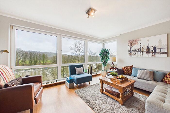 2 Bedroom Flat For Sale In Shooters Hill, Pangbourne, Reading, Berkshire, RG8