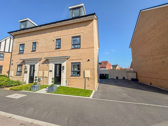 4 Bedroom Semi-Detached House For Sale In Bartons Avenue, Hullbridge, SS5