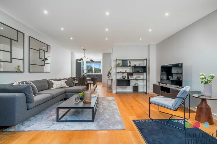 3 Bedroom Terraced House For Sale In Oak Grove, Muswell Hill, London, N10