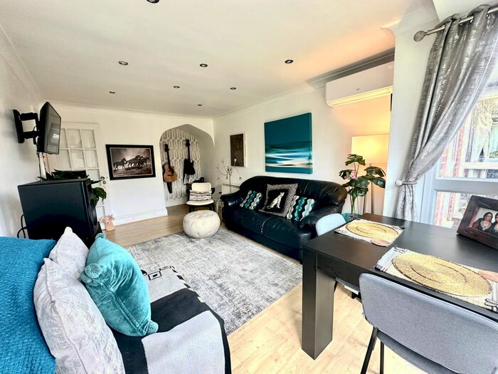 2 Bedroom Flat To Rent In Heath Court, Hollybush Hill, London, E11