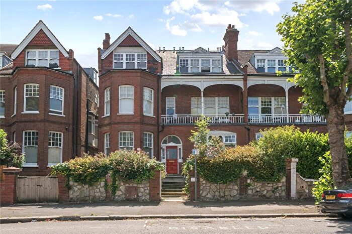 2 Bedroom Apartment For Sale In Queens Avenue, London, N10