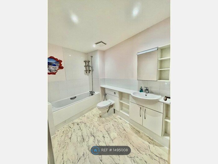 2 Bedroom Flat To Rent In Ashleigh Court, Watford, WD17