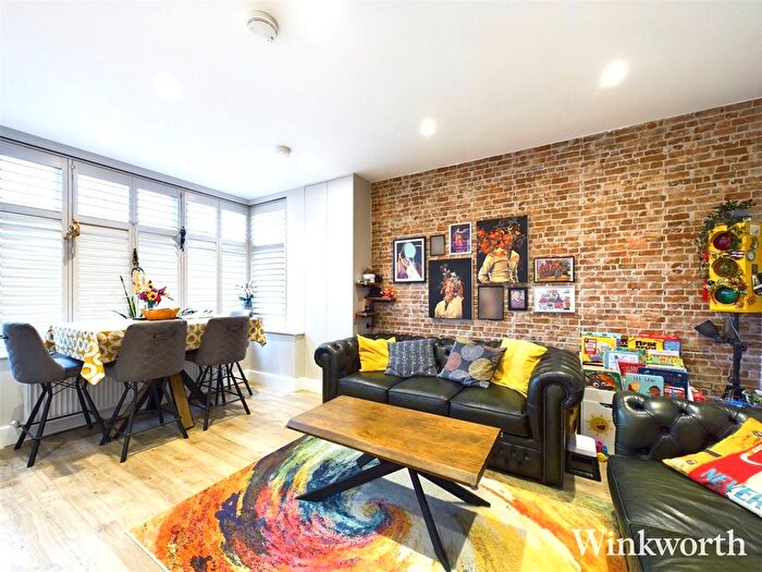 2 Bedroom Flat To Rent In Whitehall Gardens, London, London, W3