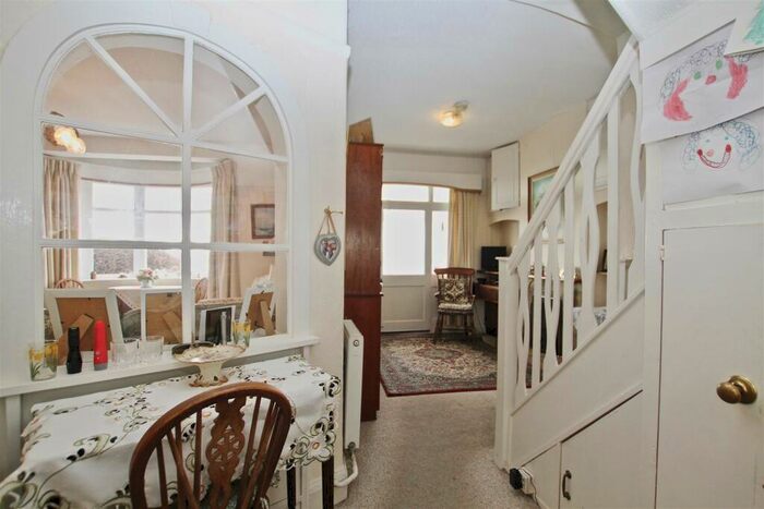 2 Bedroom Detached House For Sale In Undercliff Gardens, Leigh-On-Sea, SS9