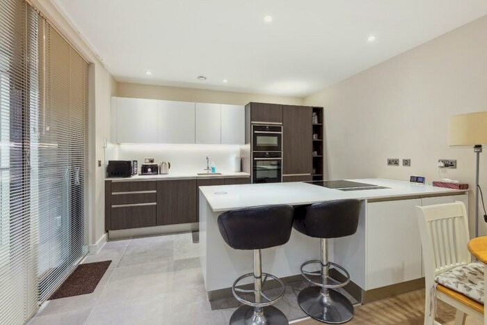 2 Bedroom Flat To Rent In Leapale Lane, Guildford, Surrey, GU1