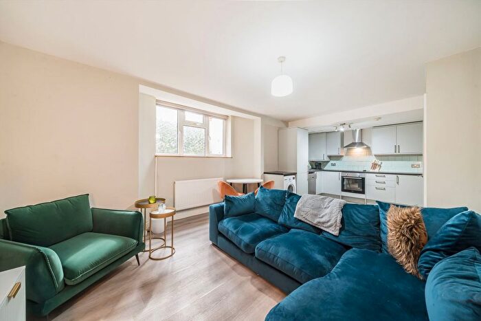 2 Bedroom Flat To Rent In Tooting Bec Gardens, Streatham, SW16