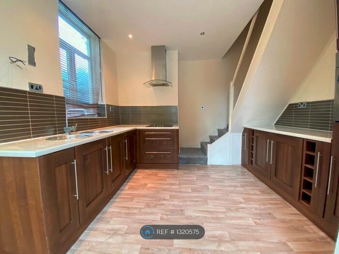 2 Bedroom Flat To Rent In Ainsworth Road, Radcliffe, Manchester M26