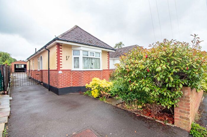 3 Bedroom Semi-Detached Bungalow For Sale In Beechwood Avenue, Waterlooville, PO7