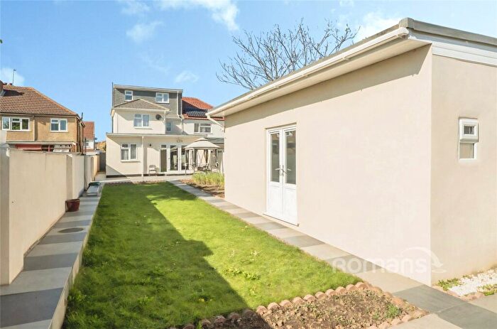 5 Bedroom Semi-Detached House For Sale In Bradley Road, Slough, Berkshire, SL1