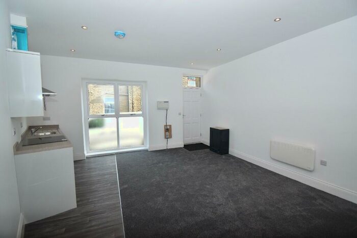 1 Bedroom Flat To Rent In Market Street, Huddersfield, West Yorkshire, HD3