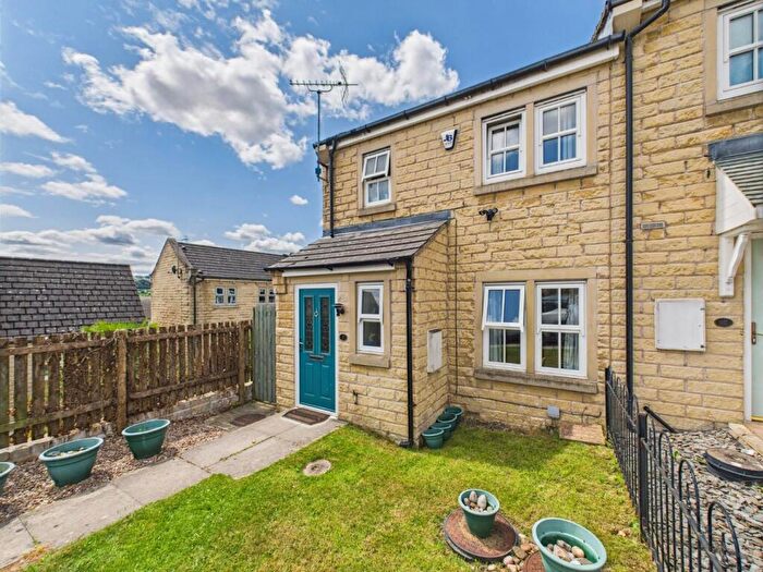 3 Bedroom Town House For Sale In Canwick Close, East Morton, Keighley, BD20
