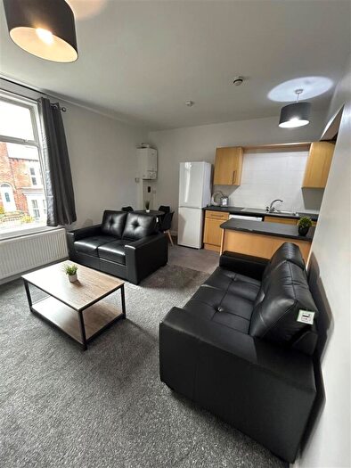 3 Bedroom Apartment To Rent In Cowlishaw Road, Sheffield, S11
