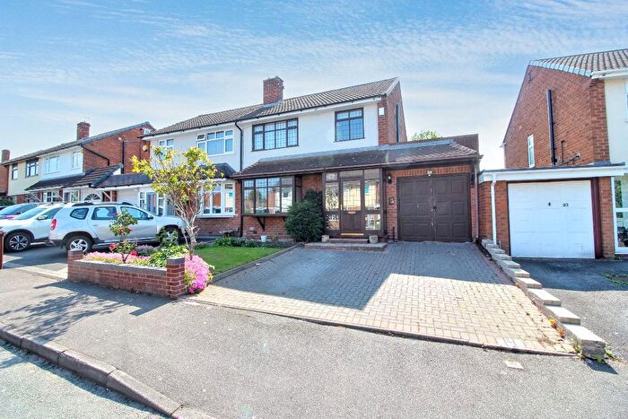 3 Bedroom Semi-Detached House For Sale In Farmbrook Avenue, Wolverhampton, WV10