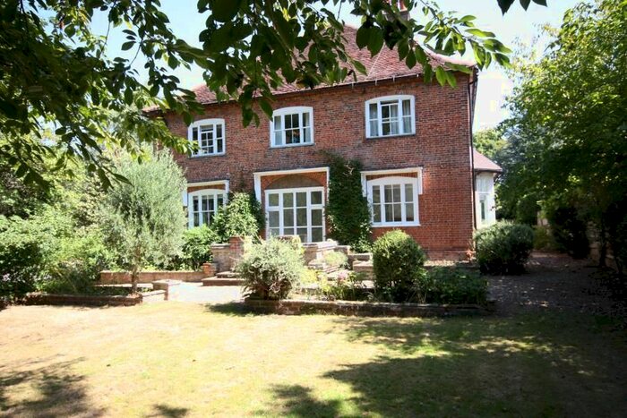 3 Bedroom Flat To Rent In Cranley Road, Guildford, GU1