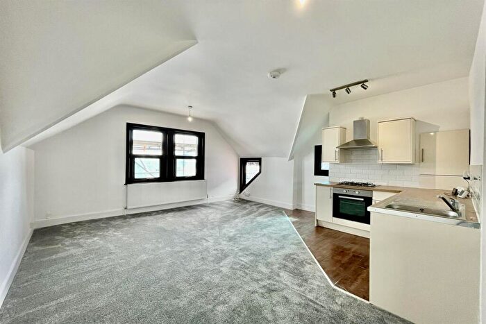 2 Bedroom Flat To Rent In Winton Hall, Westcliff Avenue, Westcliff-on-Sea, SS0