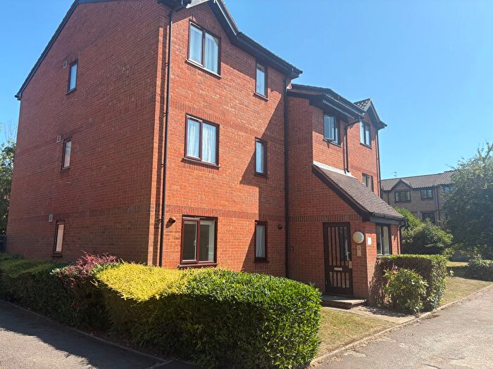 2 Bedroom Flat To Rent In Courtlands Close, Watford, WD24
