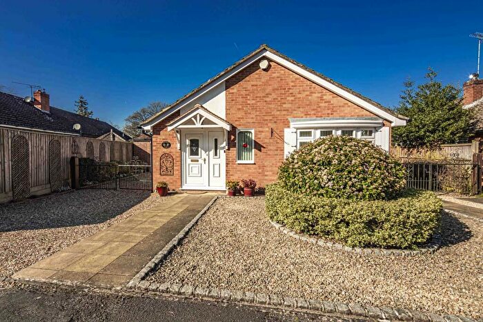 2 Bedroom Detached Bungalow For Sale In Beechwood Close, Crays Pond, RG8