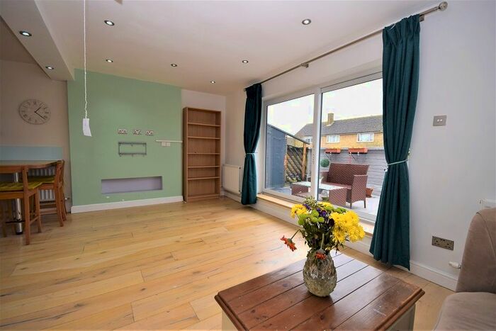 2 Bedroom Maisonette To Rent In Leeming Road, Borehamwood, WD6