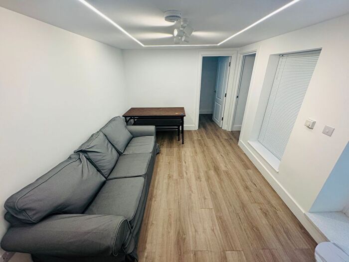 3 Bedroom Flat To Rent In Rita Road, London, SW8