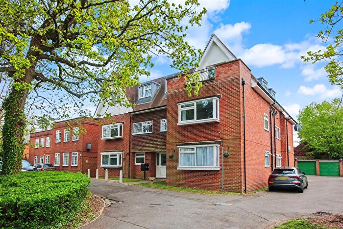 2 Bedroom Flat For Sale In Epsom Road, Leatherhead, KT22