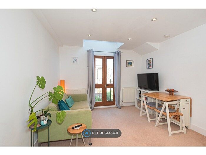 1 Bedroom Flat To Rent In Garratt Lane, London, SW18