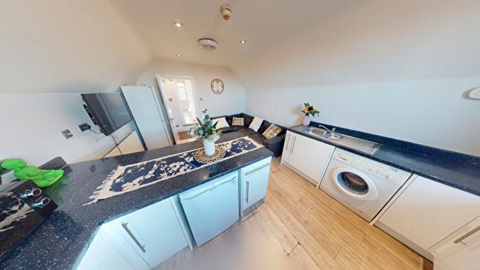 5 Bedroom Flat To Rent In Flat, Derby Road, Nottingham, NG7