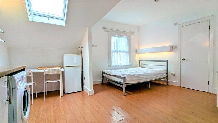 Apartment To Rent In Park Avenue, Wood Green, London, N22