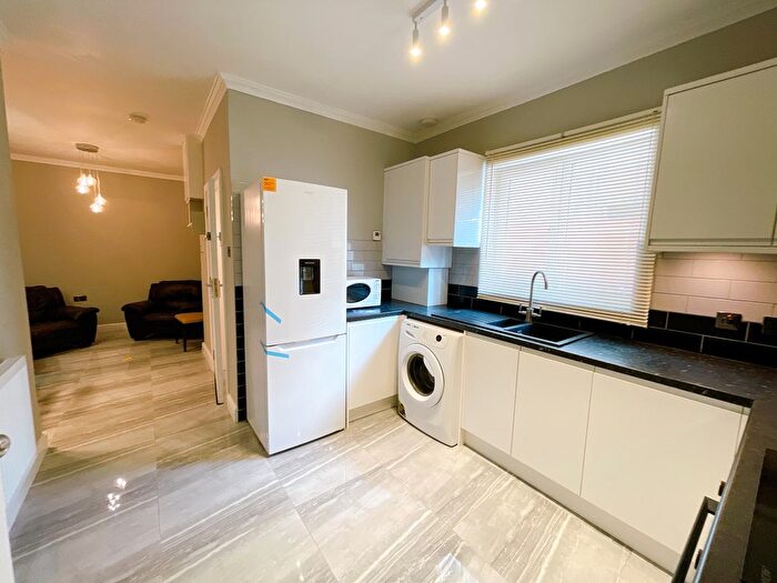 3 Bedroom Flat To Rent In Hanwell, W7