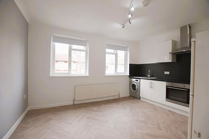 1 Bedroom Flat To Rent In Warwick Road, London, N18