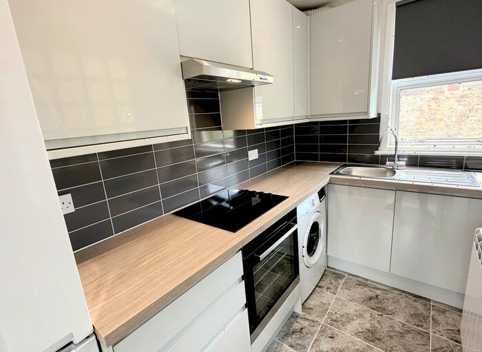 Studio To Rent In Kilburn Lane, London, W10