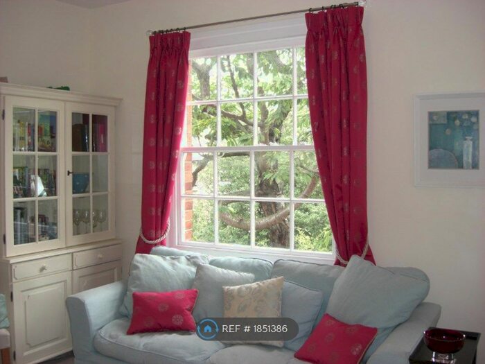 1 Bedroom Flat To Rent In Town Hall Road, London, SW11