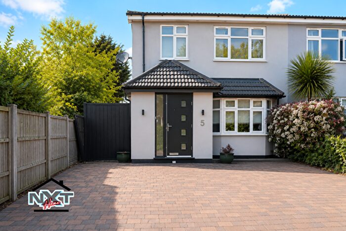 4 Bedroom Terraced House To Rent In Willingale Close, Woodford Green, IG8