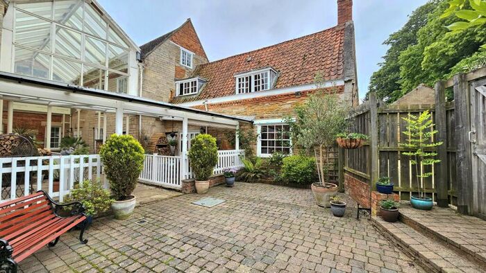 2 Bedroom Cottage For Sale In The Greyhound, Market Place, Folkingham, NG34