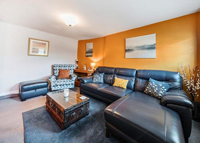 2 Bedroom Cottage For Sale In Buckingham Road, Gawcott, MK18