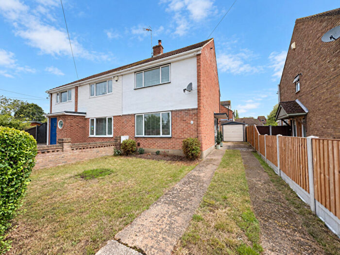 3 Bedroom Semi-Detached House For Sale In Woodside Chase, Hawkwell, SS5